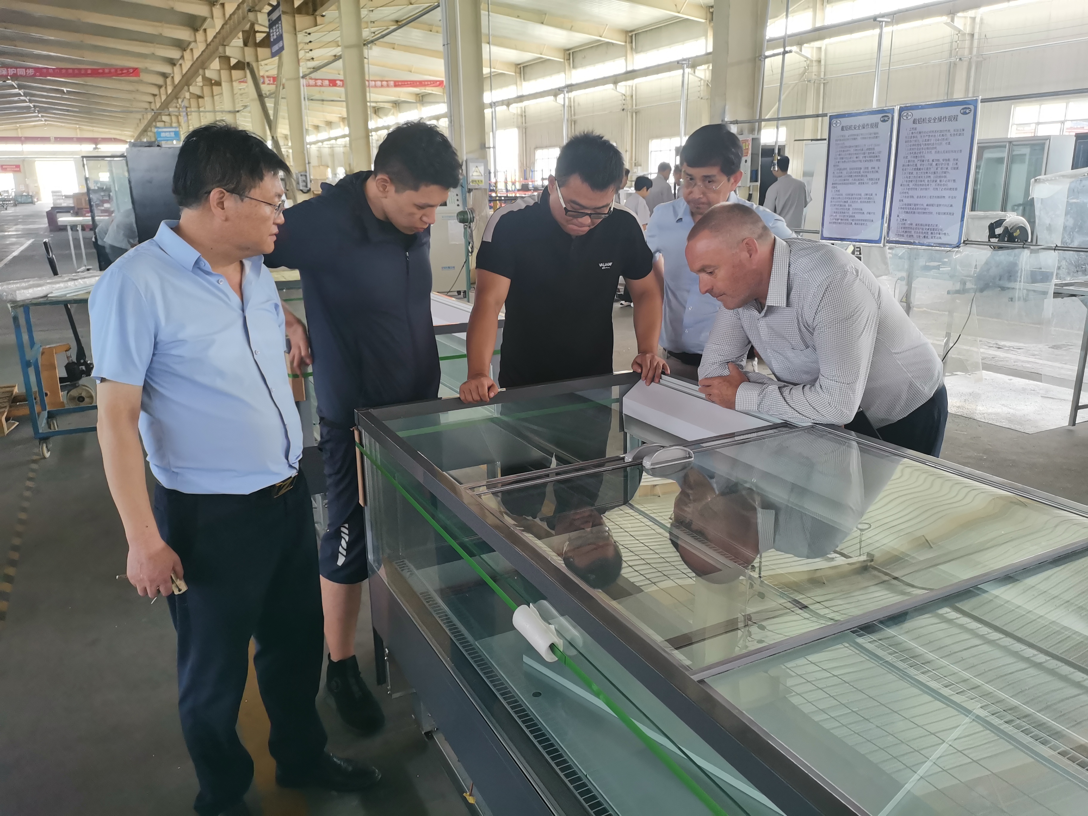 英国客户来访参观车间生产线柜子
